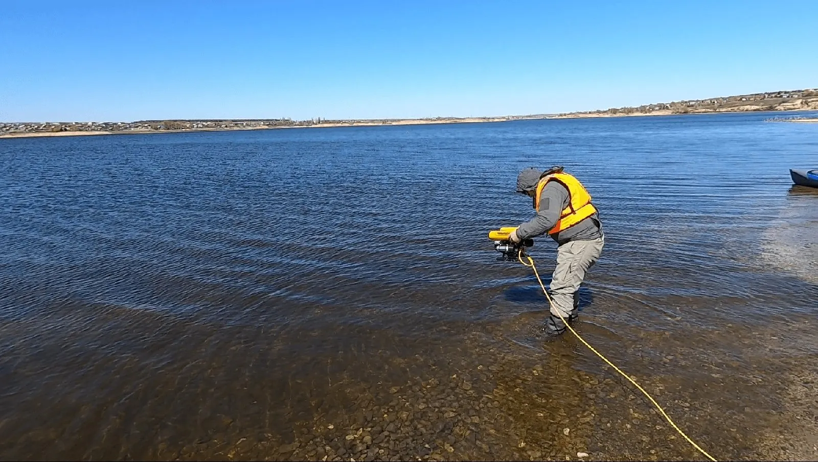 Аппарат заносят в воду с берега