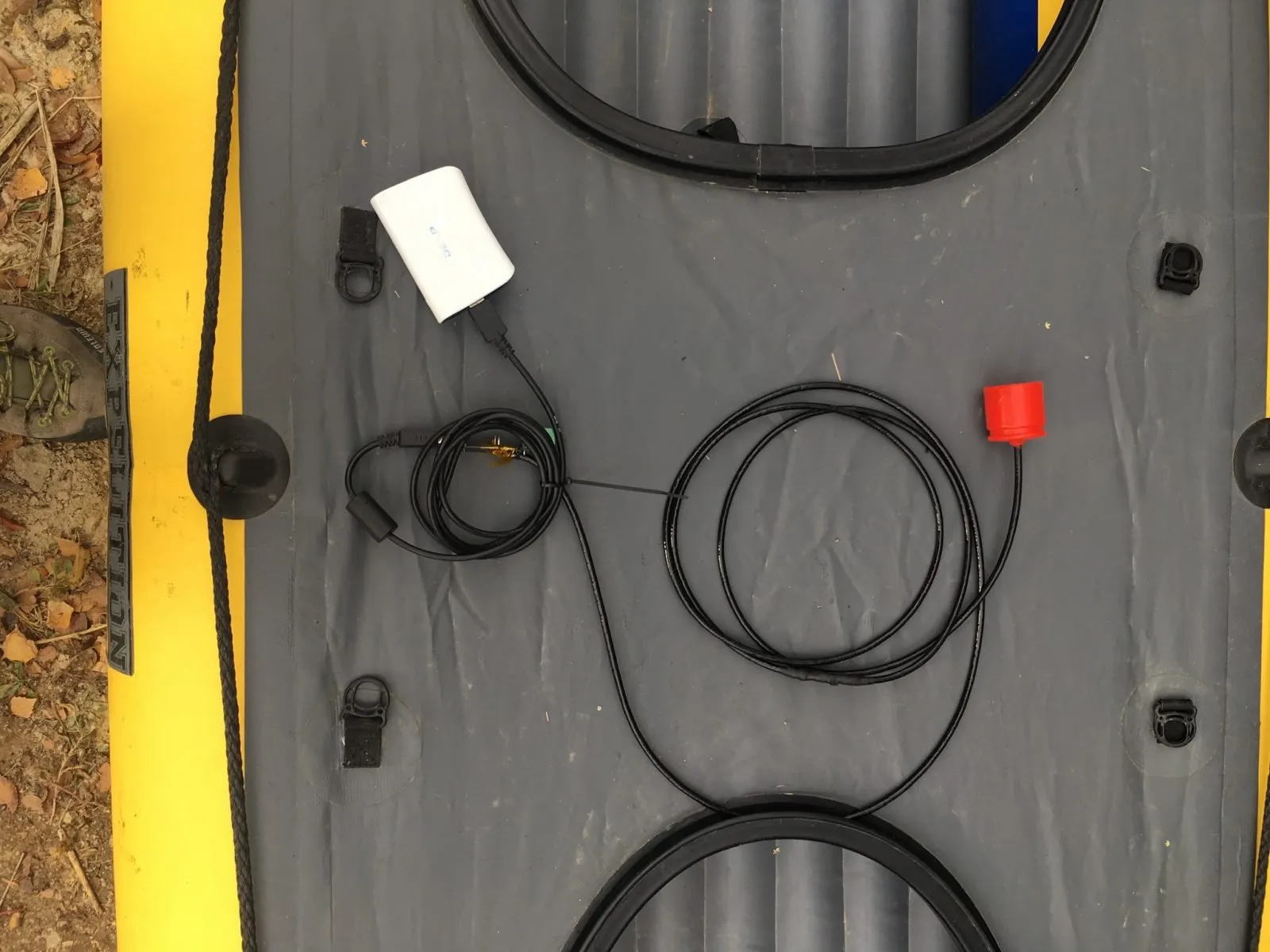 Маяк с аккумулятором Power Bank перед спуском на воду